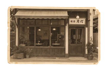 淡いセピアの古写真。木枠の窓と小さな丸卓、喫茶 月灯の店先を写した架空の風景。