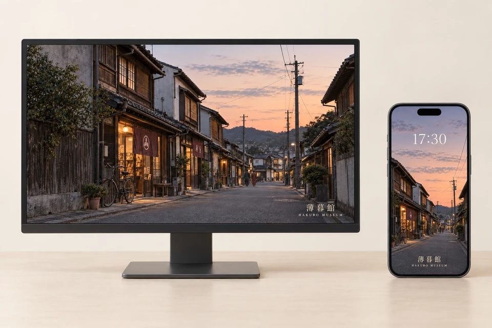 薄暮の商店街のPC・スマートフォン使用イメージ
